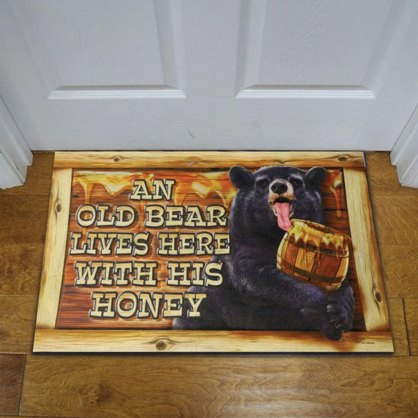 an old bear lives here with his honey door mat 17x26